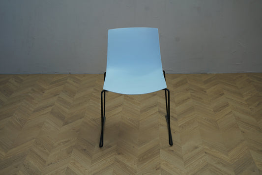 Arper Catifa 46 stol i lyseblå med sorte ben set forfra – stabelbar møde- og konferencestol