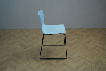 Arper Catifa 46 stol i lyseblå med sorte ben set fra siden – elegant stabelbar konferencestol