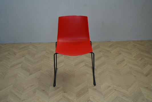 Arper Catifa 46 stol i rød med sorte ben set forfra – stabelbar møde- og konferencestol