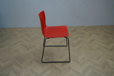 Arper Catifa 46 stol i rød med sorte ben set fra siden – elegant stabelbar konferencestol
