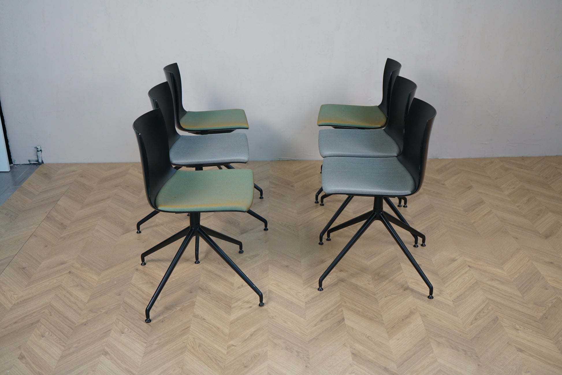 Arper Catifa 46 stole – sæt med 6 roterbare designstole med polstret sæde, frontvisning