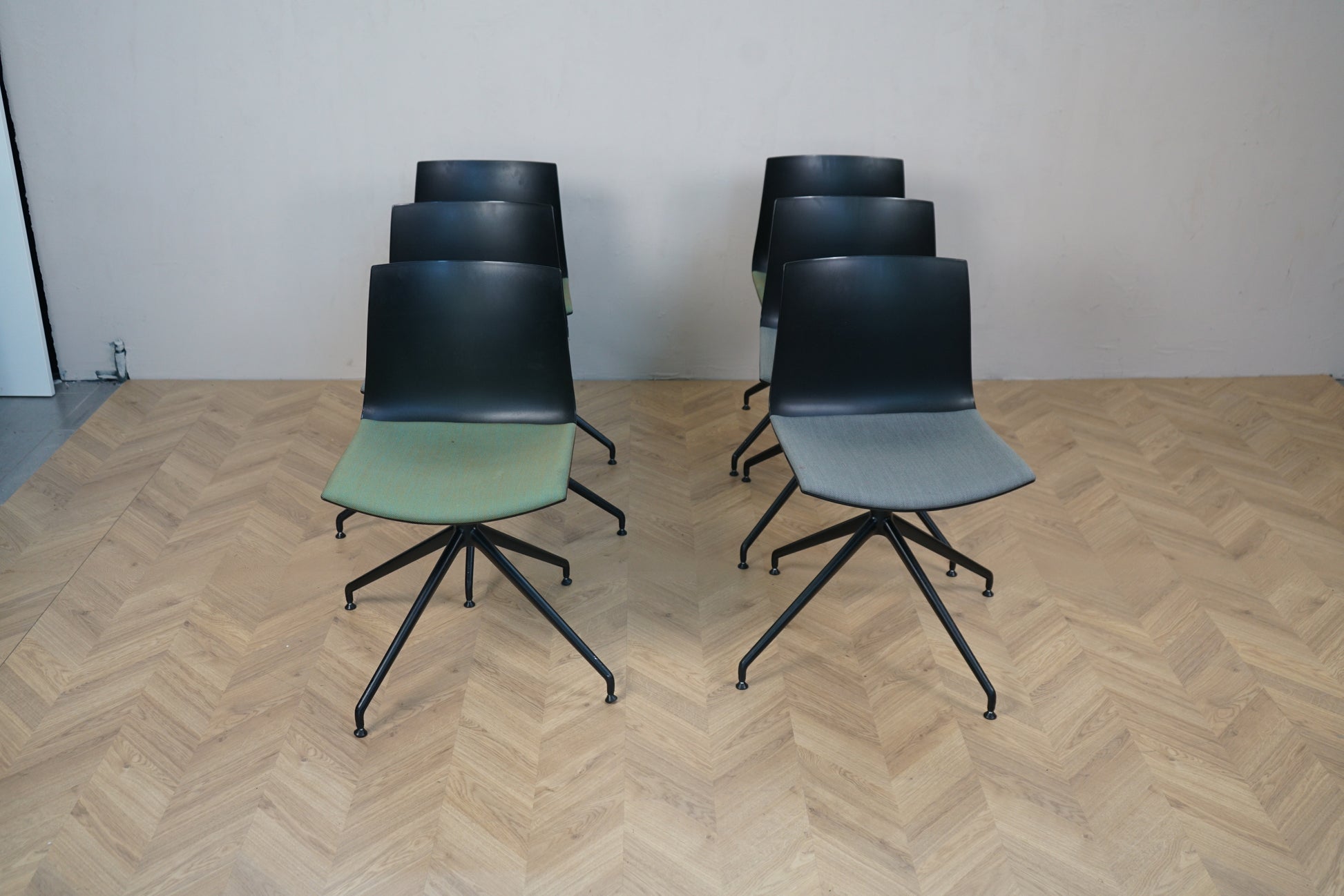 Arper Catifa 46 stole – sæt med 6 roterbare stole, polstret sæde, set fra siden