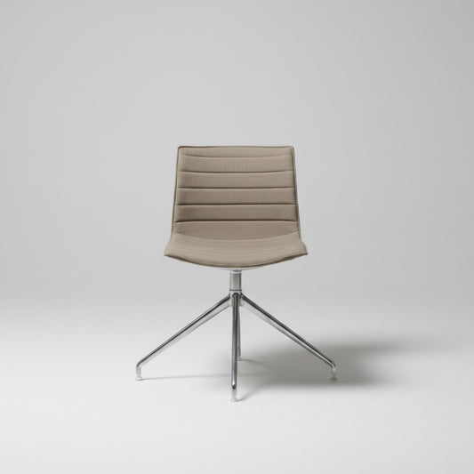 Arper Catifa 53 loungestol i beige polstring med krom drejestel set forfra