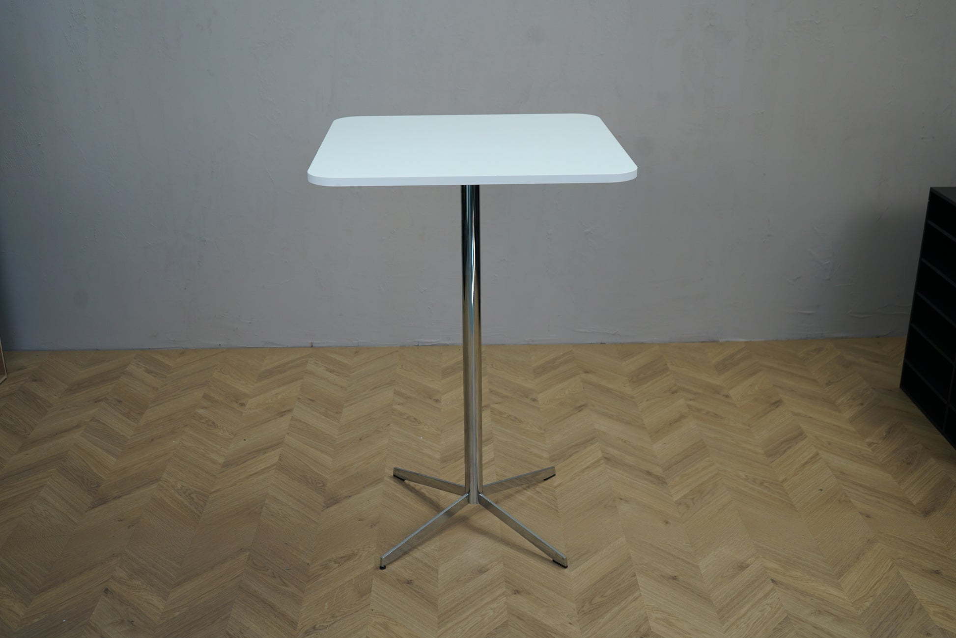 Arper Fred cafébord / højbord i hvid MDF 70x70 cm – frontvisning med firbenet base i aluminium, højde 104 cm.