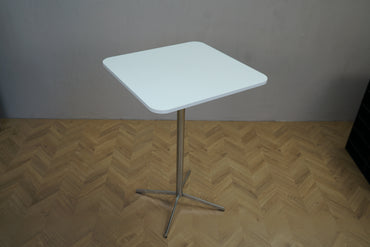 Arper Fred cafébord / højbord 70x70 cm med hvid MDF bordplade set ovenfra – stilrent design med firbenet base.