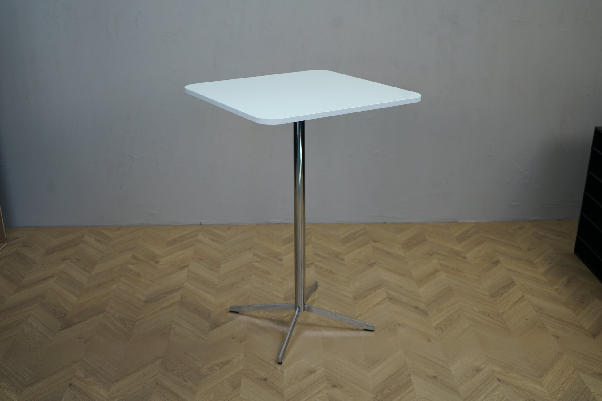 Arper Fred cafébord / højbord 70x70 med hvid MDF bordplade og firbenet aluminiumsbase – set fra skrå vinkel.