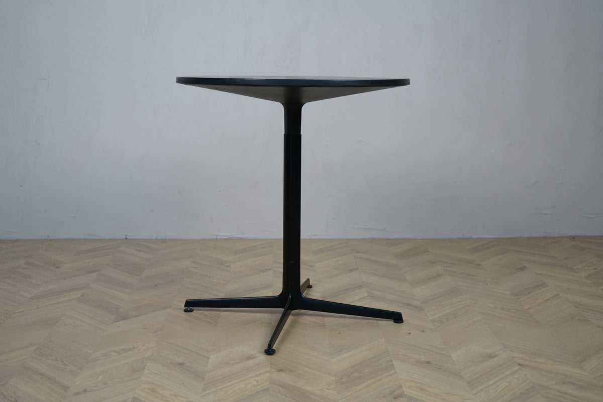 Arper Ginger cafébord i sort laminat set lige fra siden