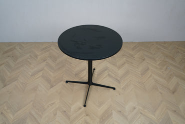 Rundt Arper Ginger cafébord i sort laminat set ovenfra