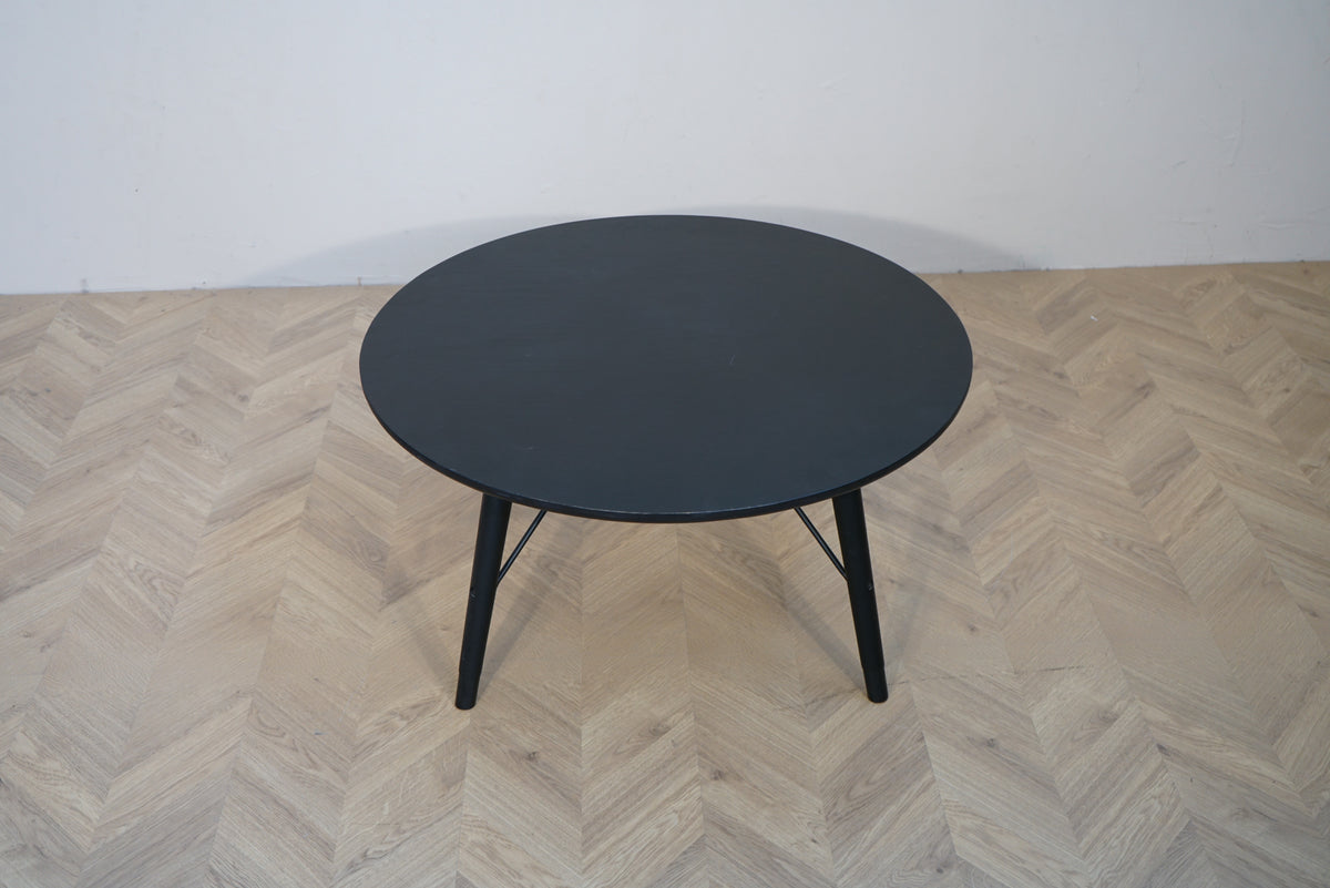 Arper rundt sofabord i sort træfiner set ovenfra med rund bordplade på Ø90 cm.