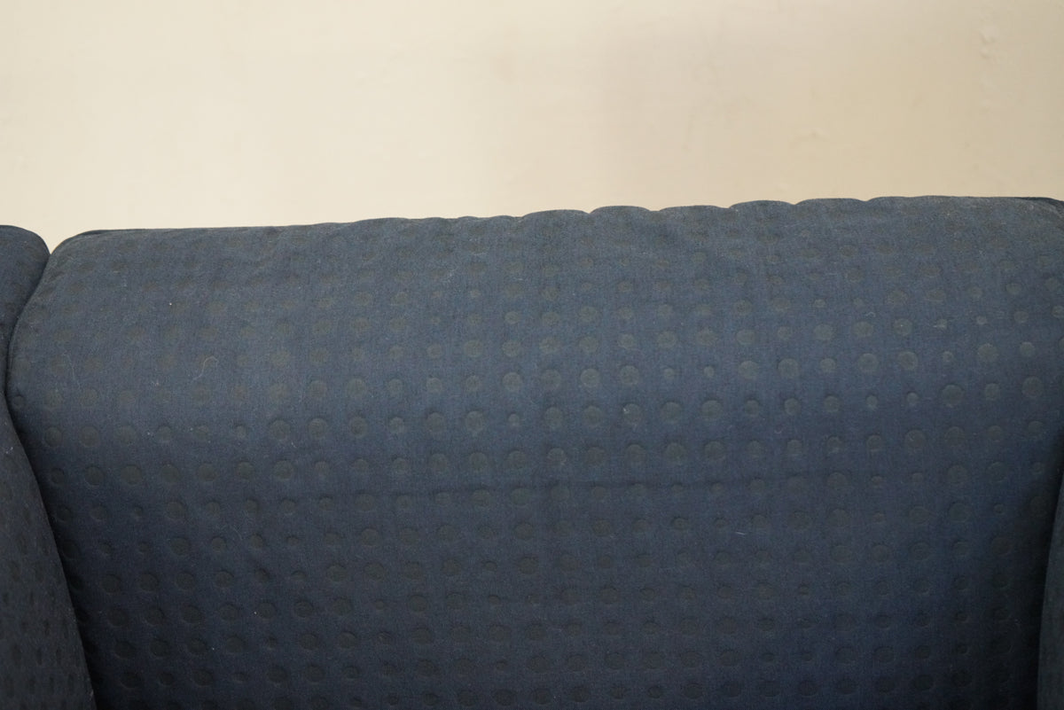 Detalje af mørkeblå stof med prikker og finish på Arper Sean loungestol