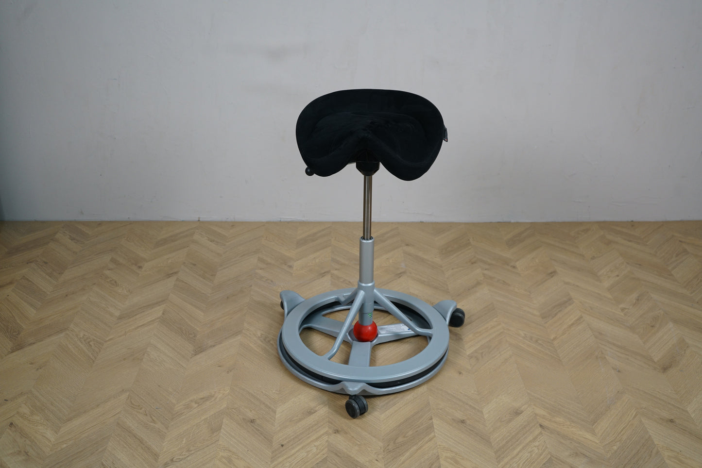 Back App Smart 2.0 ergonomisk stol med sort Alcantara-sadel og mørkgråt stel set bagfra.