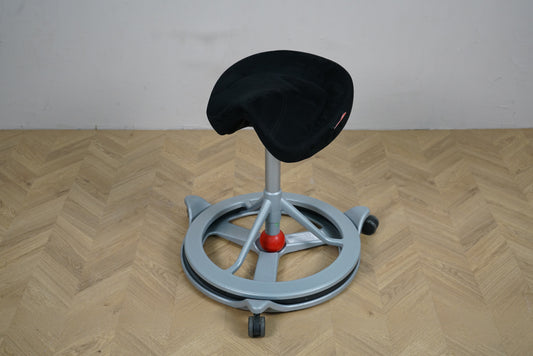 Back App Smart 2.0 ergonomisk sadelstol med hjul i sort Alcantara og mørkgråt stel set forfra.