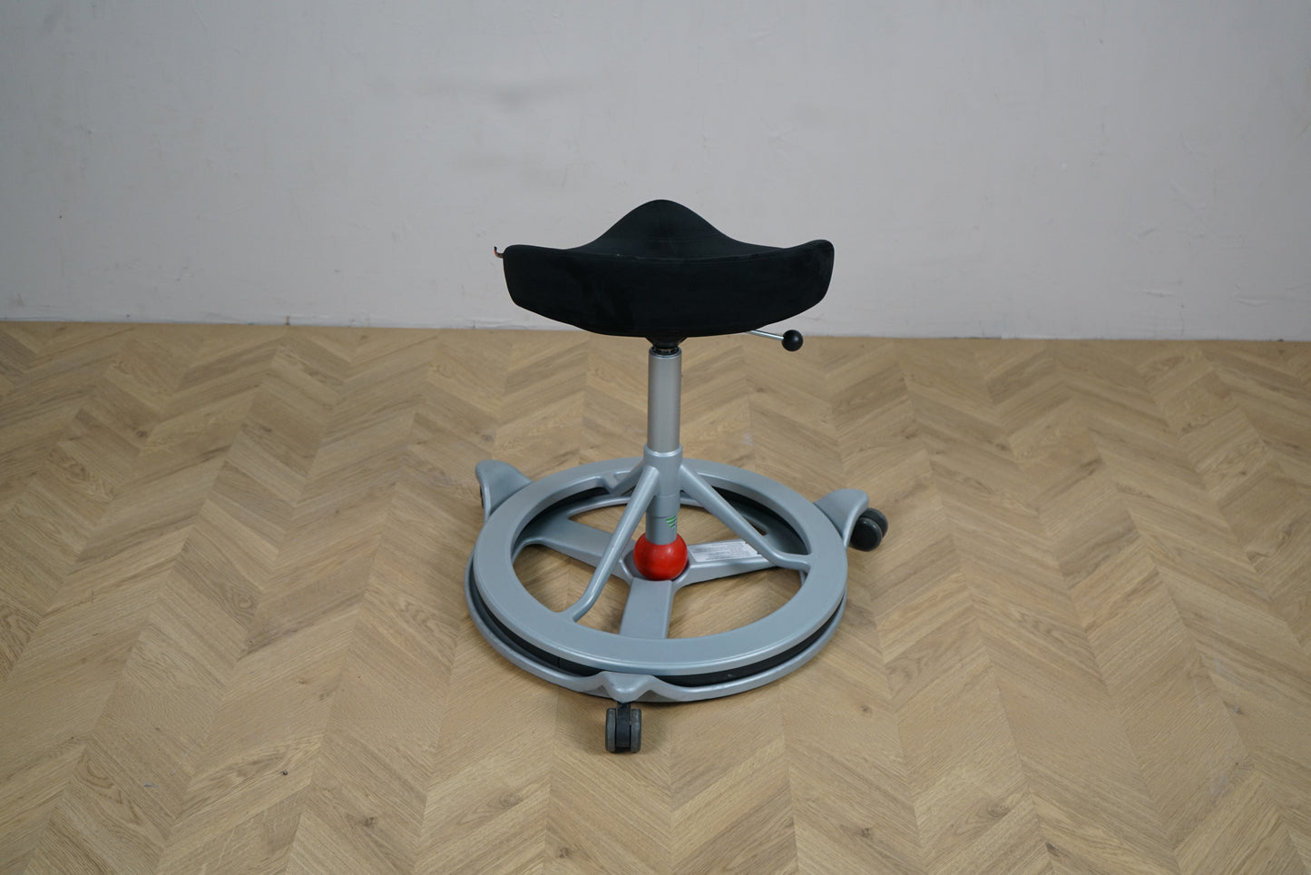Back App Smart 2.0 ergonomisk sadelstol med hjul i sort Alcantara og mørkgråt stel set fra skrå vinkel.