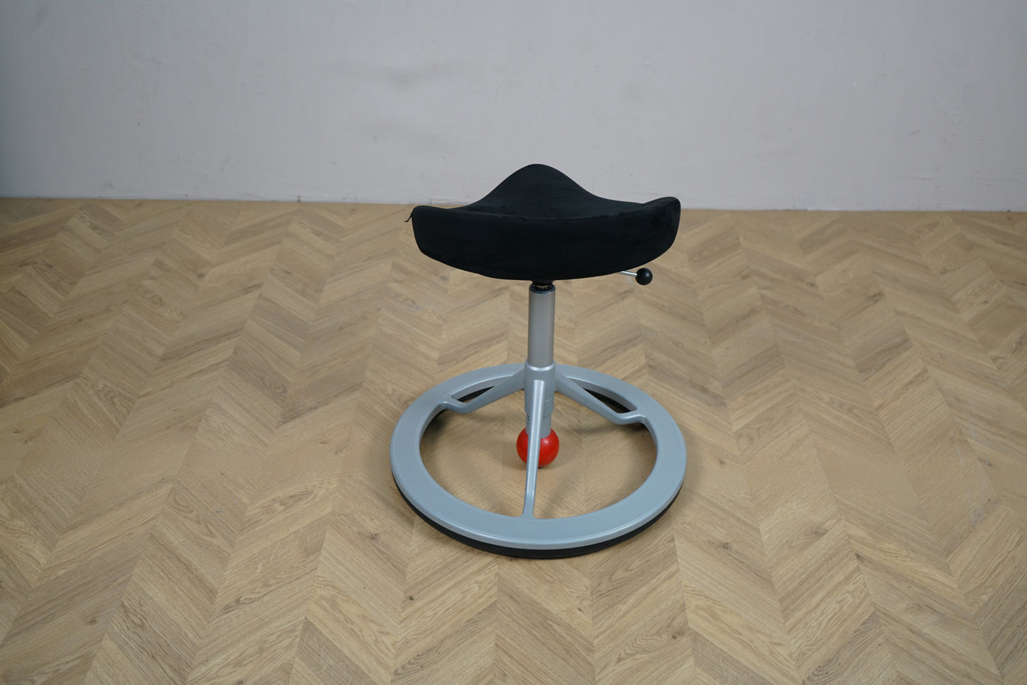 Back App Smart 2.0 ergonomisk stol uden hjul med sort Alcantara-sadel og mørkgråt stel set bagfra.