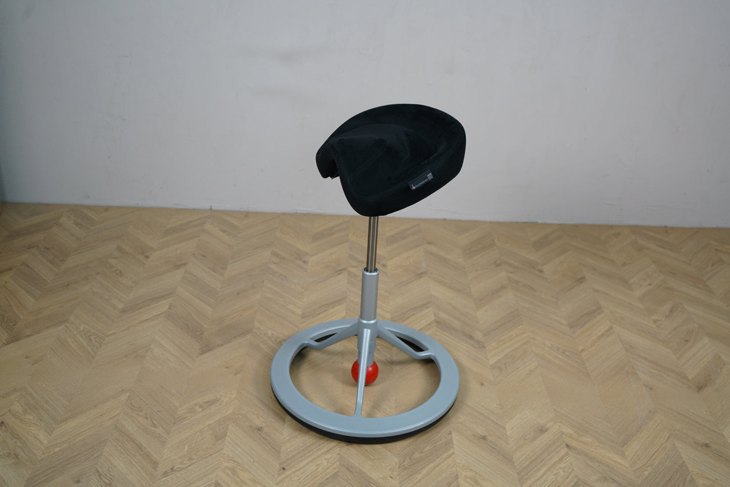 Back App Smart 2.0 ergonomisk sadelstol uden hjul i sort Alcantara og mørkgråt stel set forfra.