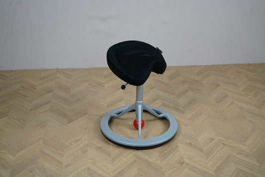 Back App Smart 2.0 ergonomisk sadelstol uden hjul i sort Alcantara og mørkgråt stel set fra skrå vinkel.