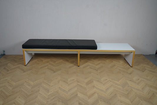 Frontbillede af moderne bænk med sort hynde, 255x60x43 cm – ideel til lounge, kontor og skolemiljø