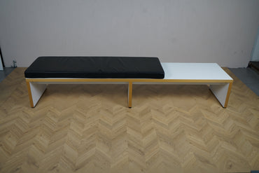 Bænk med sort hynde set på afstand, 255x60x43 cm – stilren siddeplads til kontor, lounge og arbejdsplads