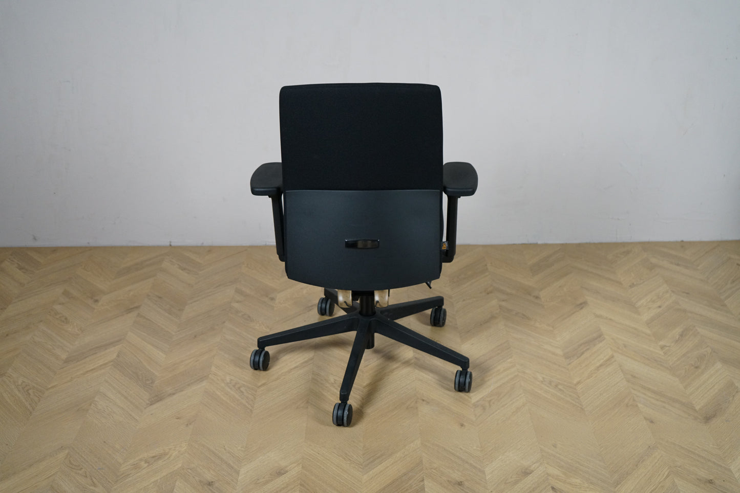 BE sort kontorstol set bagfra med stabilt 5-punkts hjulkryds