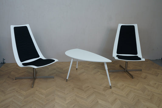BoConcept loungesæt med 2 sorte og hvide lounge stole og hvidt bord – perfekt til lounge, stue, kontor og venterum