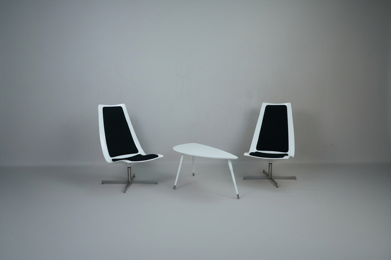 BoConcept loungesæt med 2 sorte og hvide lounge stole og hvidt bord – perfekt til lounge, stue, kontor og venterum