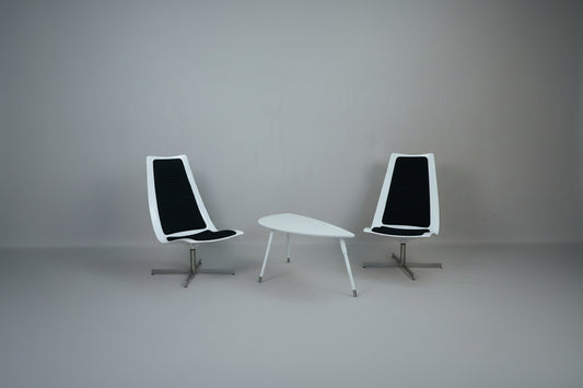 BoConcept loungesæt med 2 sorte og hvide lounge stole og hvidt bord – perfekt til lounge, stue, kontor og venterum