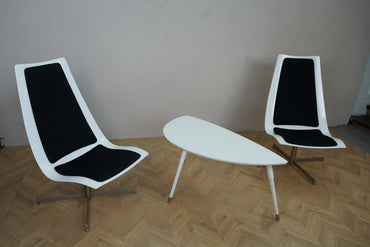 Elegant BoConcept loungesæt med moderne lounge stole i sort og hvid samt hvidt sofabord