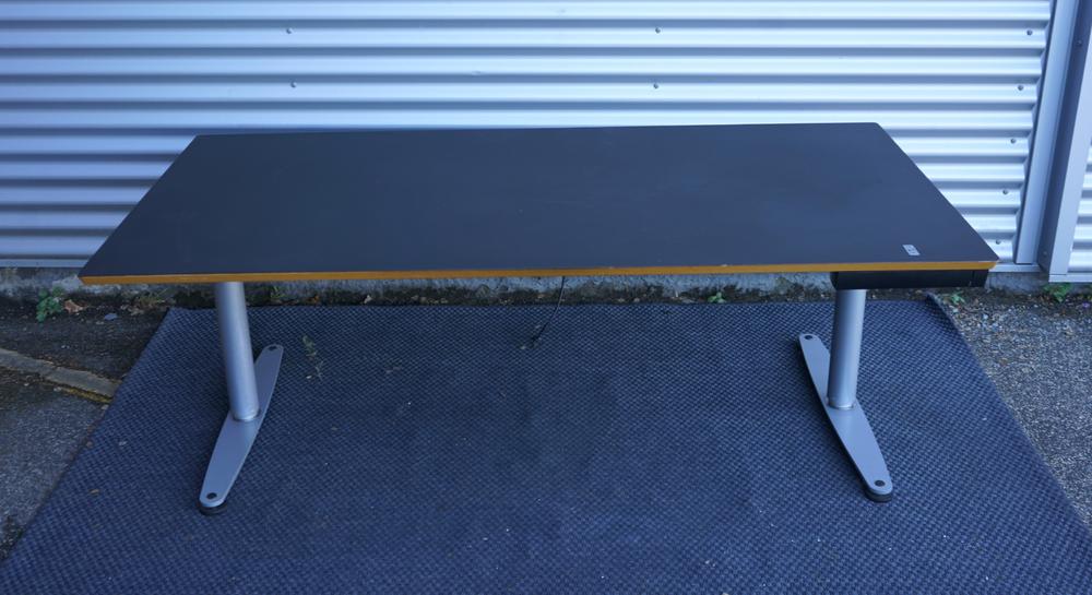 Frontvisning af Bondo hæve-sænkebord 180x90 cm i sort linoleum med integreret styring og robust Linak-stel.