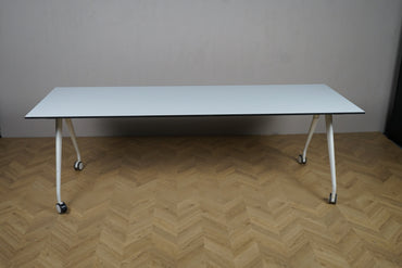 Bono konferencebord 220x80 cm i hvid med hjul set forfra