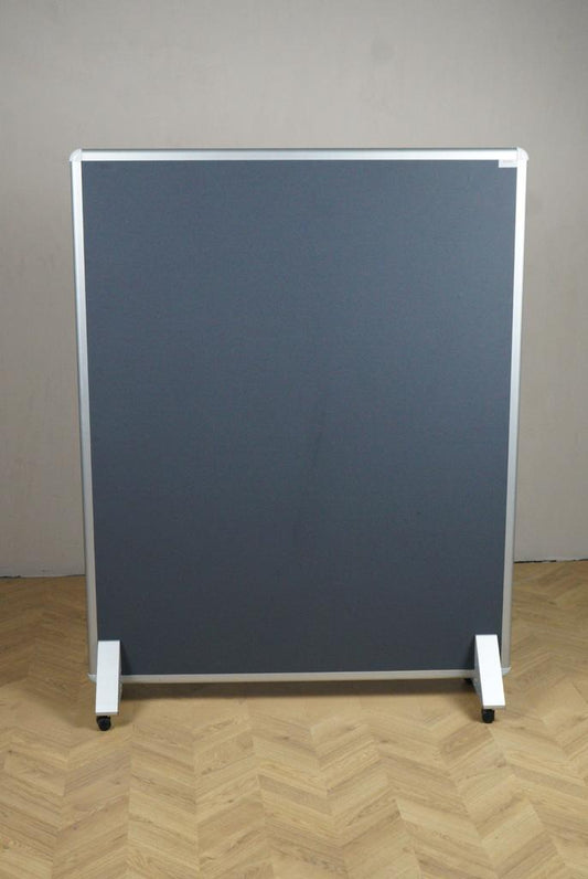 Borks skærmvæg i antracitgrå 158x122 cm set forfra – lydabsorberende kontorafskærmning til roligt arbejdsmiljø.