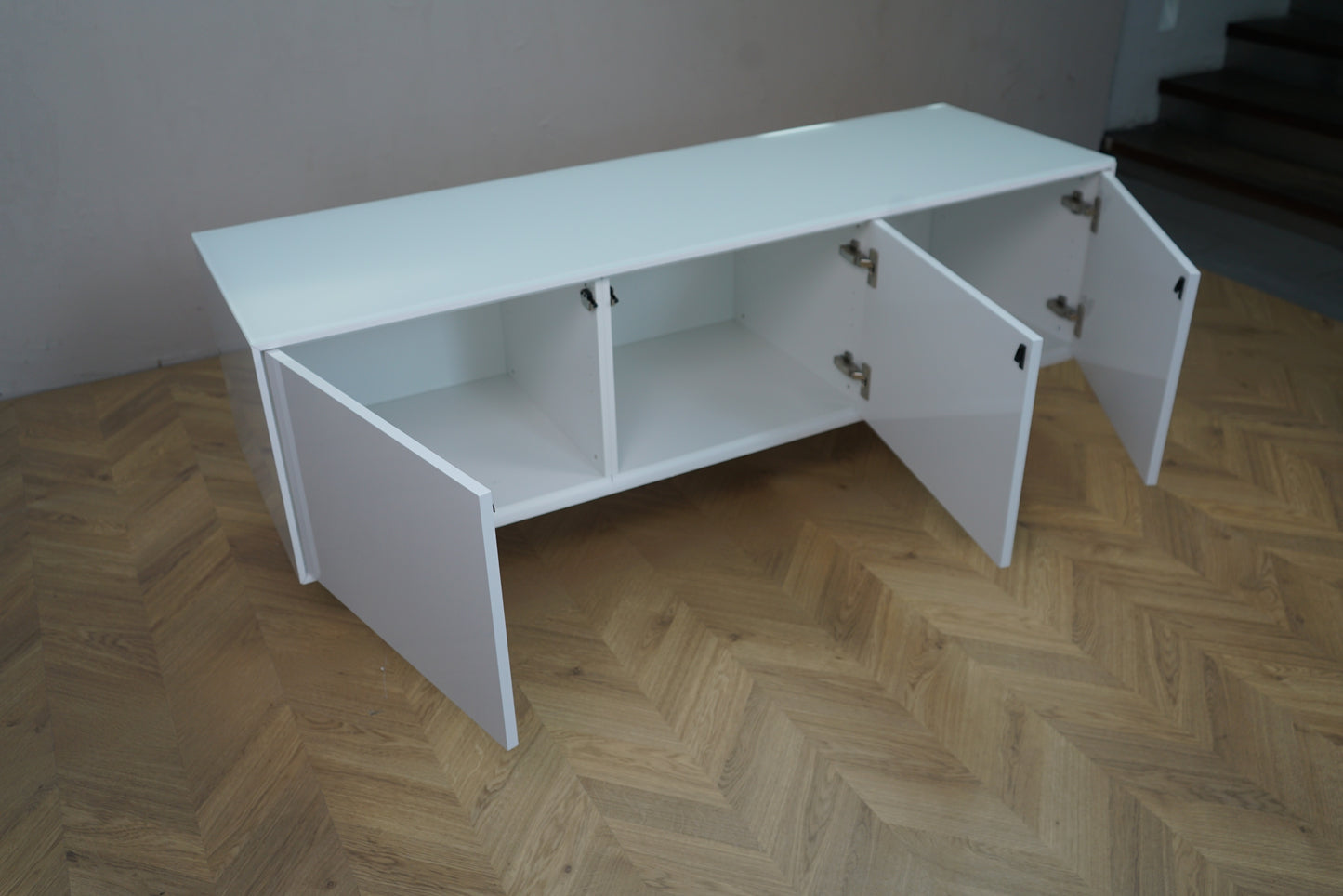 Brugt hvid skænk 158x50x58 cm med åbne låger – rummelig opbevaring til kontor eller hjem
