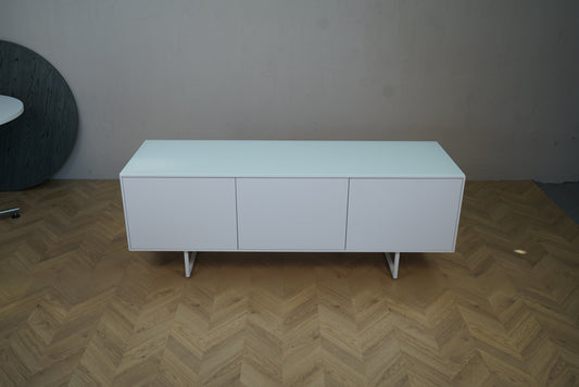 Brugt hvid skænk 158x50x58 cm set bagfra – praktisk kontormøbel i enkel stil