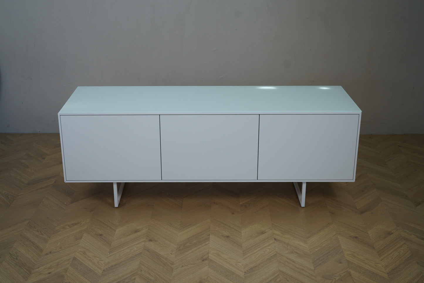 Brugt hvid skænk 158x50x58 cm set fra front – minimalistisk kontormøbel med 3 låger