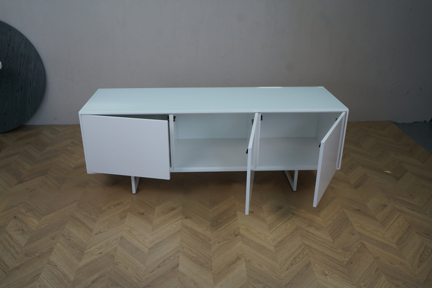 Hvid skænk 158x50x58 cm med én åben låge – brugt opbevaringsmøbel til kontor eller hjem