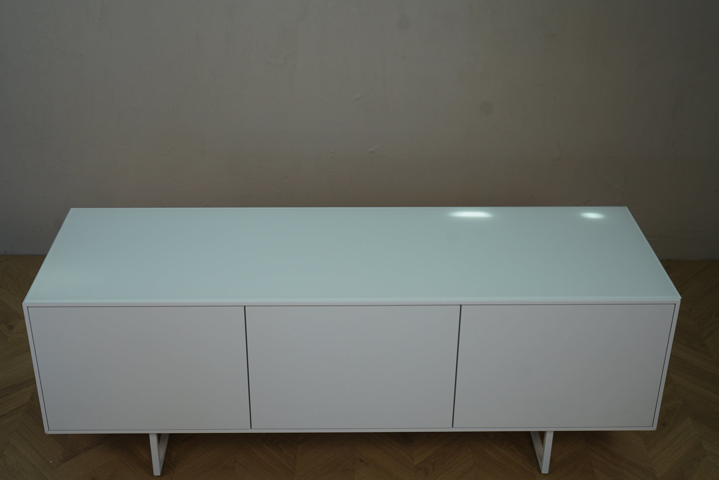 Minimalistisk hvid skænk 158x50x58 cm set direkte ovenfra – brugt kontormøbel