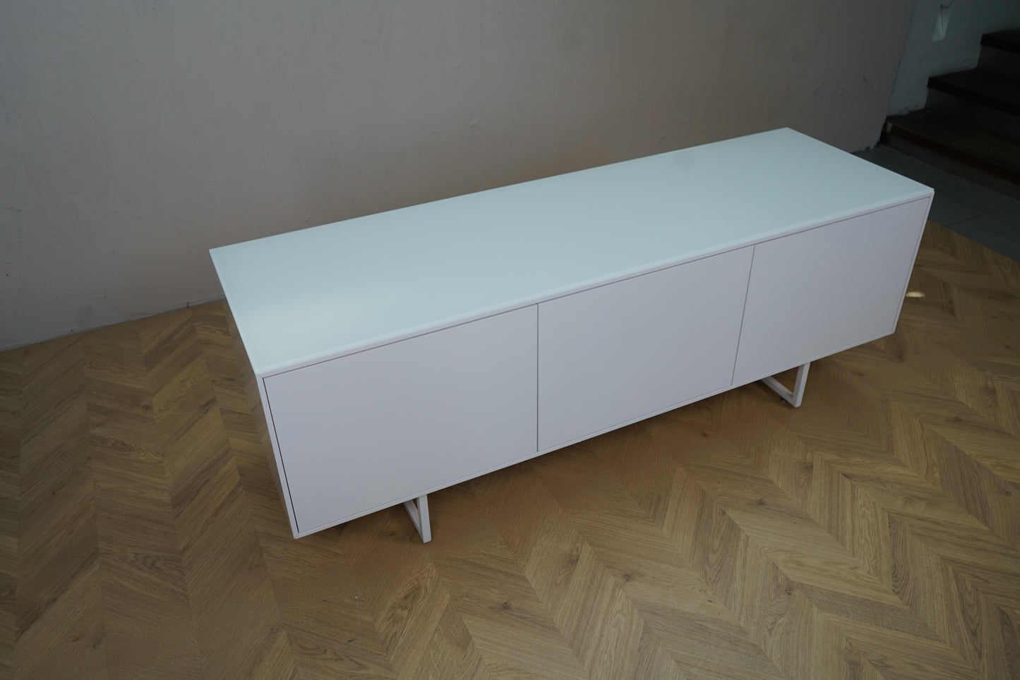 Hvid skænk i minimalistisk design set skråt ovenfra – 158x50x58 cm brugt kontormøbel