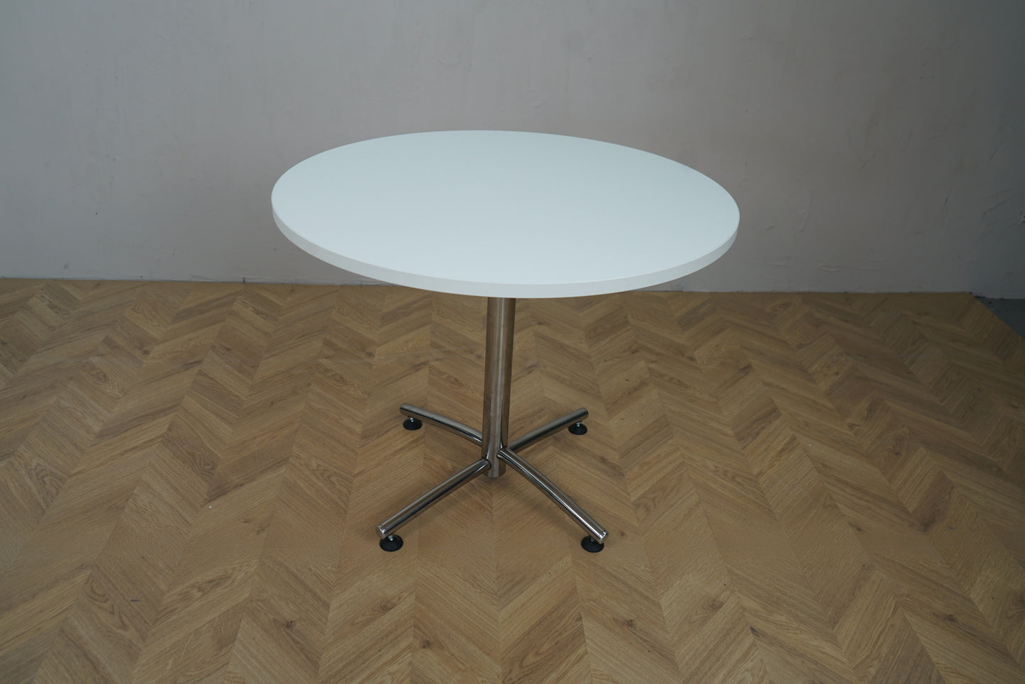 Brugt rundt cafébord Ø90 cm – hvid bordplade og krom stel set forfra