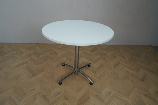 Brugt rundt cafébord Ø90 cm – hvid bordplade og krom stel set forfra