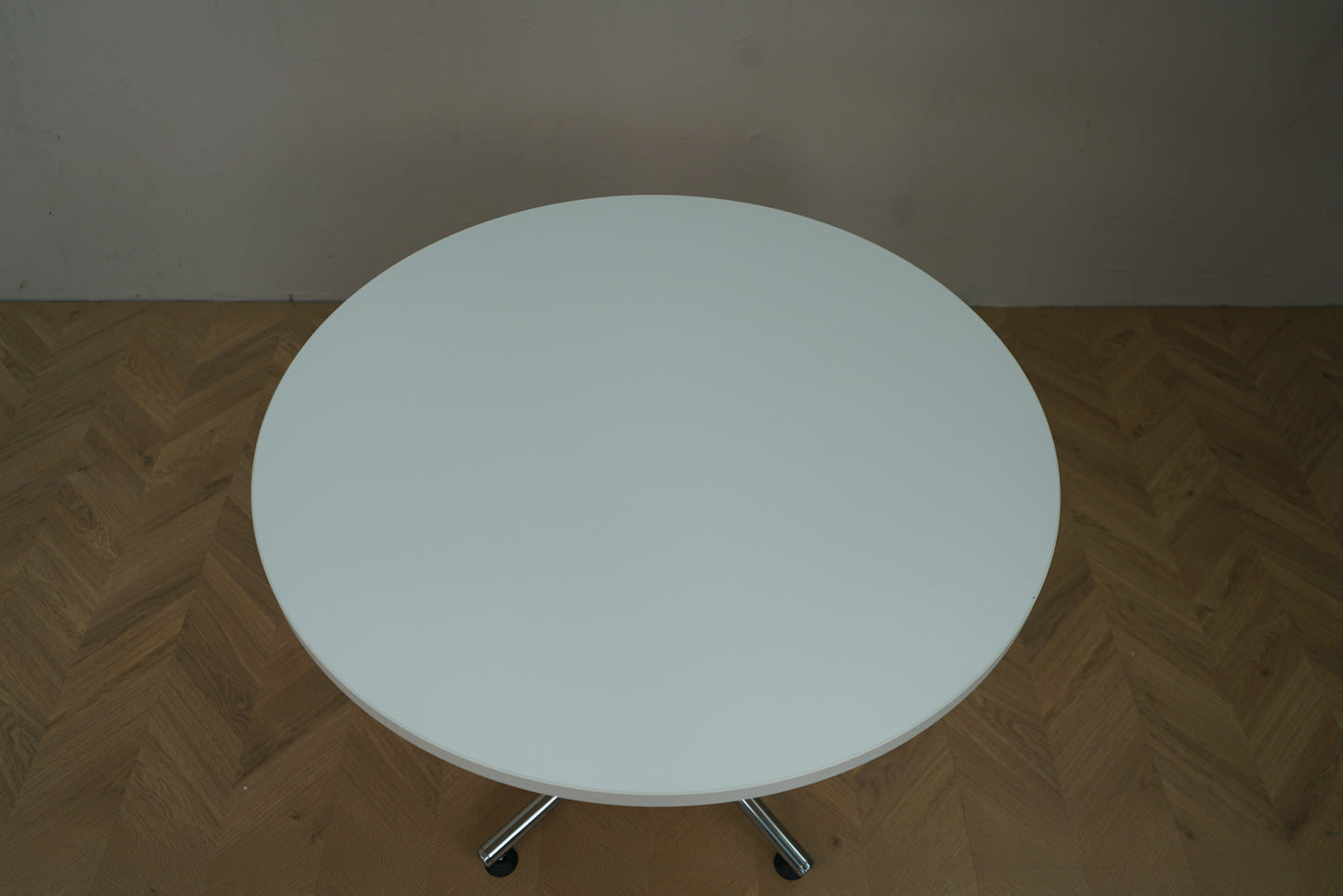 Brugt rundt cafébord Ø90 cm – hvid bordplade set ovenfra med rund form