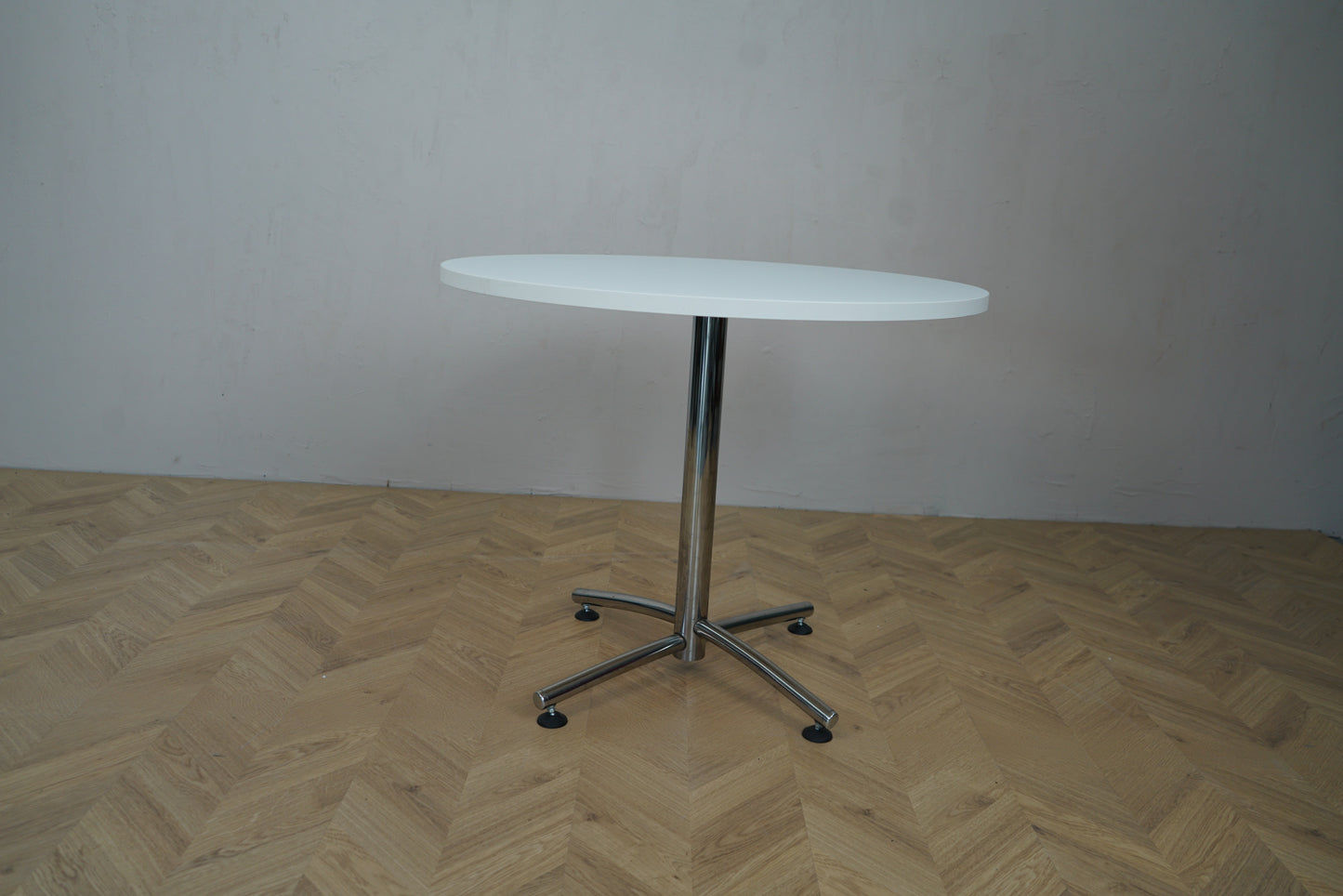 Brugt rundt cafébord Ø90 cm – hvid bordplade med krom stel set fra siden