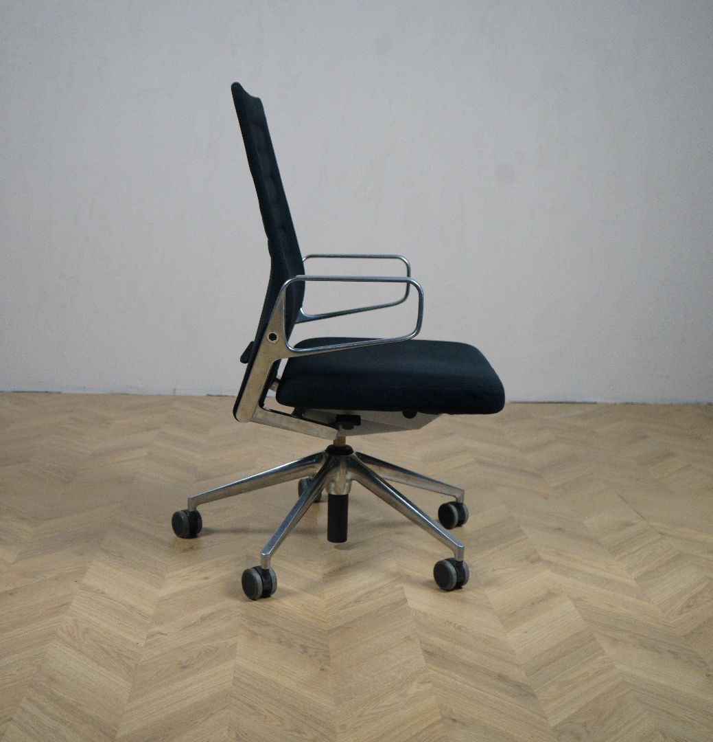 Brugt Vitra ID Trim kontorstol med sort polster set fra siden.