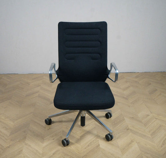 Brugt Vitra ID Trim kontorstol med sort polster og armlæn.