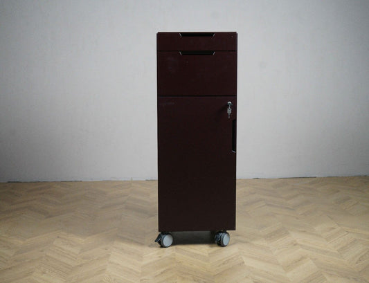 Caddie Modul personaleskab på hjul i bordeaux – kompakt opbevaringsskab med skuffer, pennebakke og låsbar sektion.