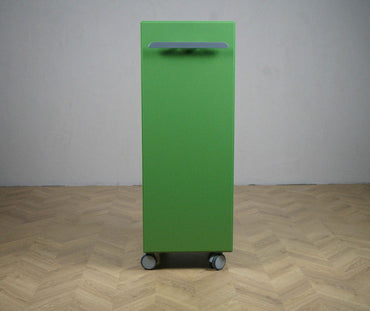 Bagfra af Caddie personaleskab i grøn med bredt stålgreb – gør det nemt at flytte skabet ved rengøring eller omrokering.