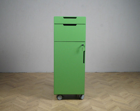 Frontvisning af Caddie Modul personaleskab på hjul i grøn – kompakt opbevaring med elegant greb og stilrent design.