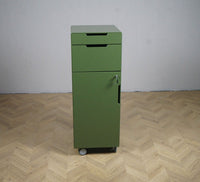 Caddie Modul personaleskab på hjul i mørkegrøn med smal skuffe, pennebakke og aflåseligt skab – kompakt og mobil opbevaringsløsning til kontoret.