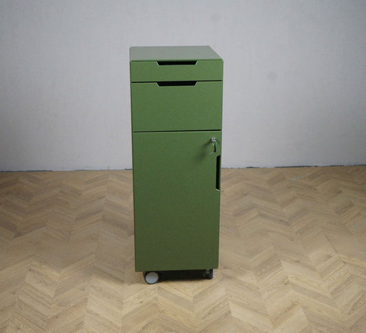 Caddie Modul personaleskab på hjul i mørkegrøn med smal skuffe, pennebakke og aflåseligt skab – kompakt og mobil opbevaringsløsning til kontoret.