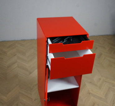 Åbne skuffer i rødt Caddie Modul – viser rummelig opbevaring, pennebakke og aflåseligt skab.