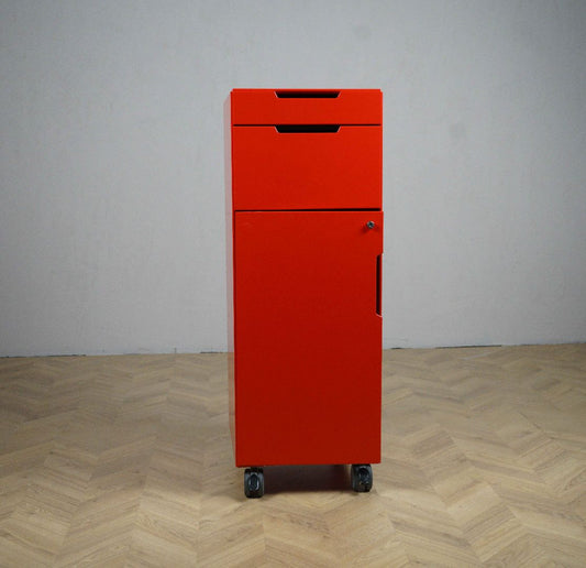 Frontbillede af rødt Caddie Modul personaleskab – moderne opbevaringsløsning på hjul med kompakt design.