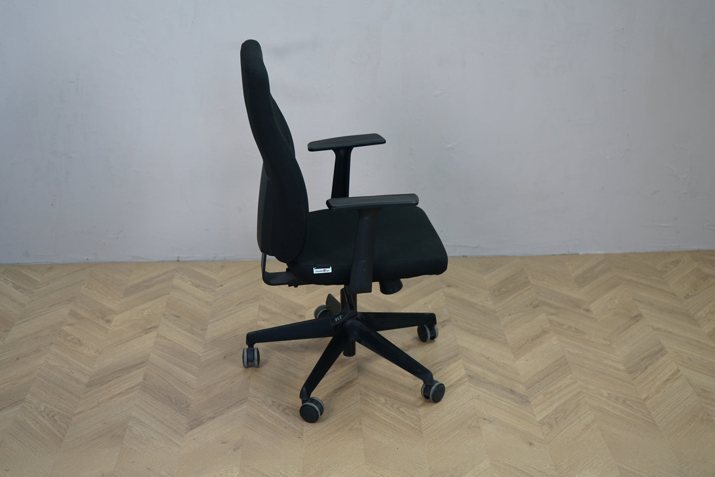 Canadian Ergo kontorstol model Eco 2 med høj ryg og armlæn, set bagfra.